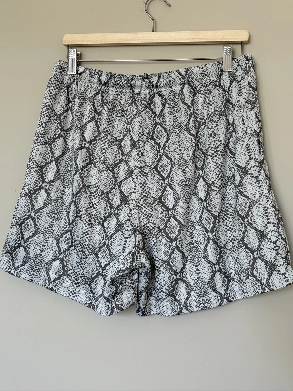 Nike Men’s Snake-Print Athletic Shorts - White/Black large
